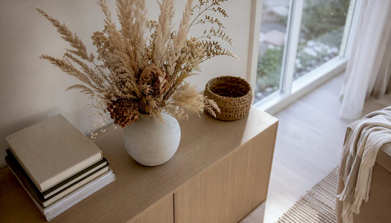 Torkade blommor och pampasgräs ger en stilren känsla i det skandinaviskt minimalistiska hemmet.