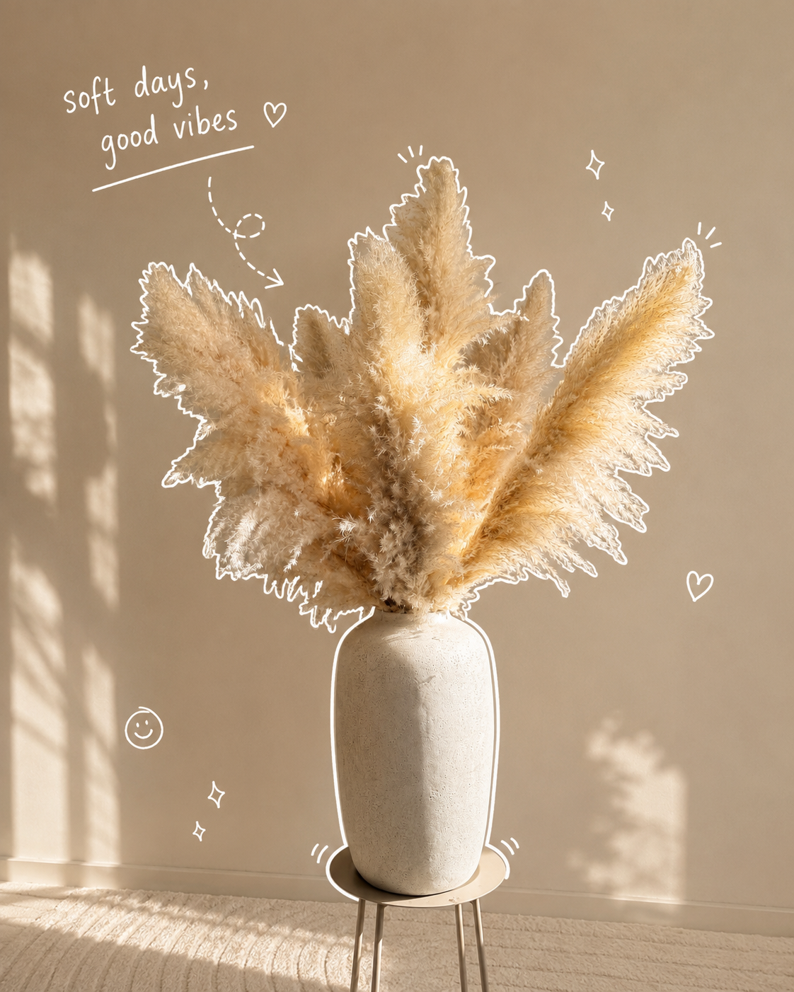 Pampasgräs 'VILDA' i naturbruna toner inuti en beige naturfärgad off-white vas i golden hour ljus 
