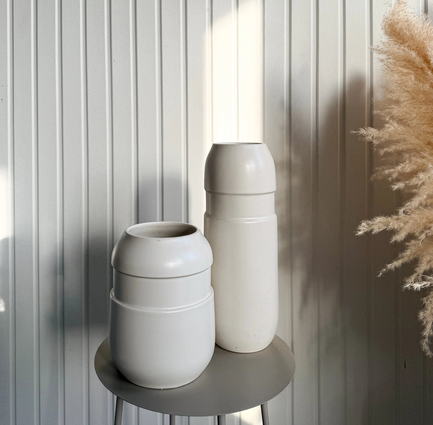 Vas ’BÅGE’  cream TORRDECOR på ett bord med torkat pampas i bakgrunden i en ljus minimalistisk inredning