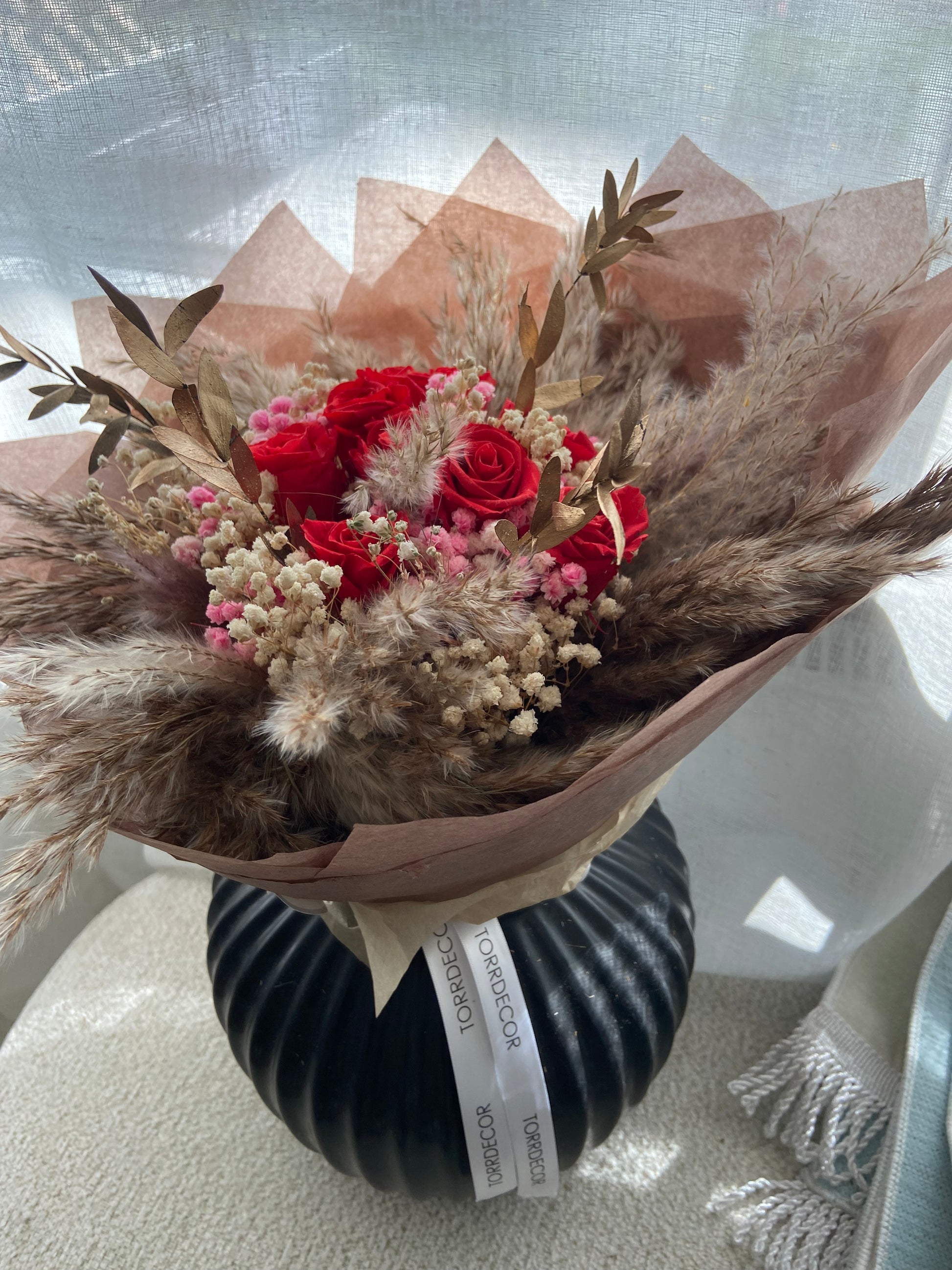 Torkad blombukett Red Dream i mörkröda nyanser – perfekt som romantisk heminredning.