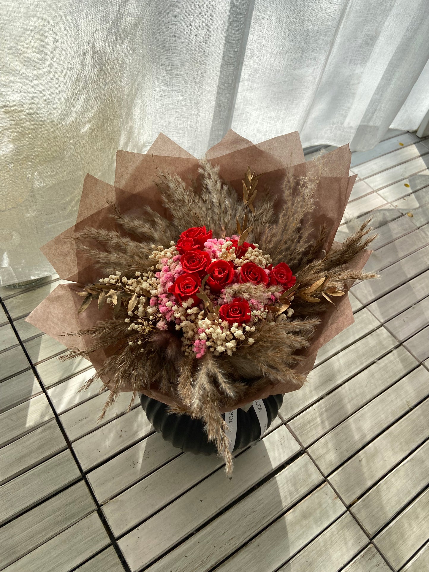 Torkad blombukett Red Dream i mörkröda nyanser – perfekt som romantisk heminredning.