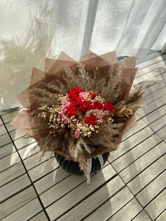 Torkad blombukett Red Dream i mörkröda nyanser – perfekt som romantisk heminredning.