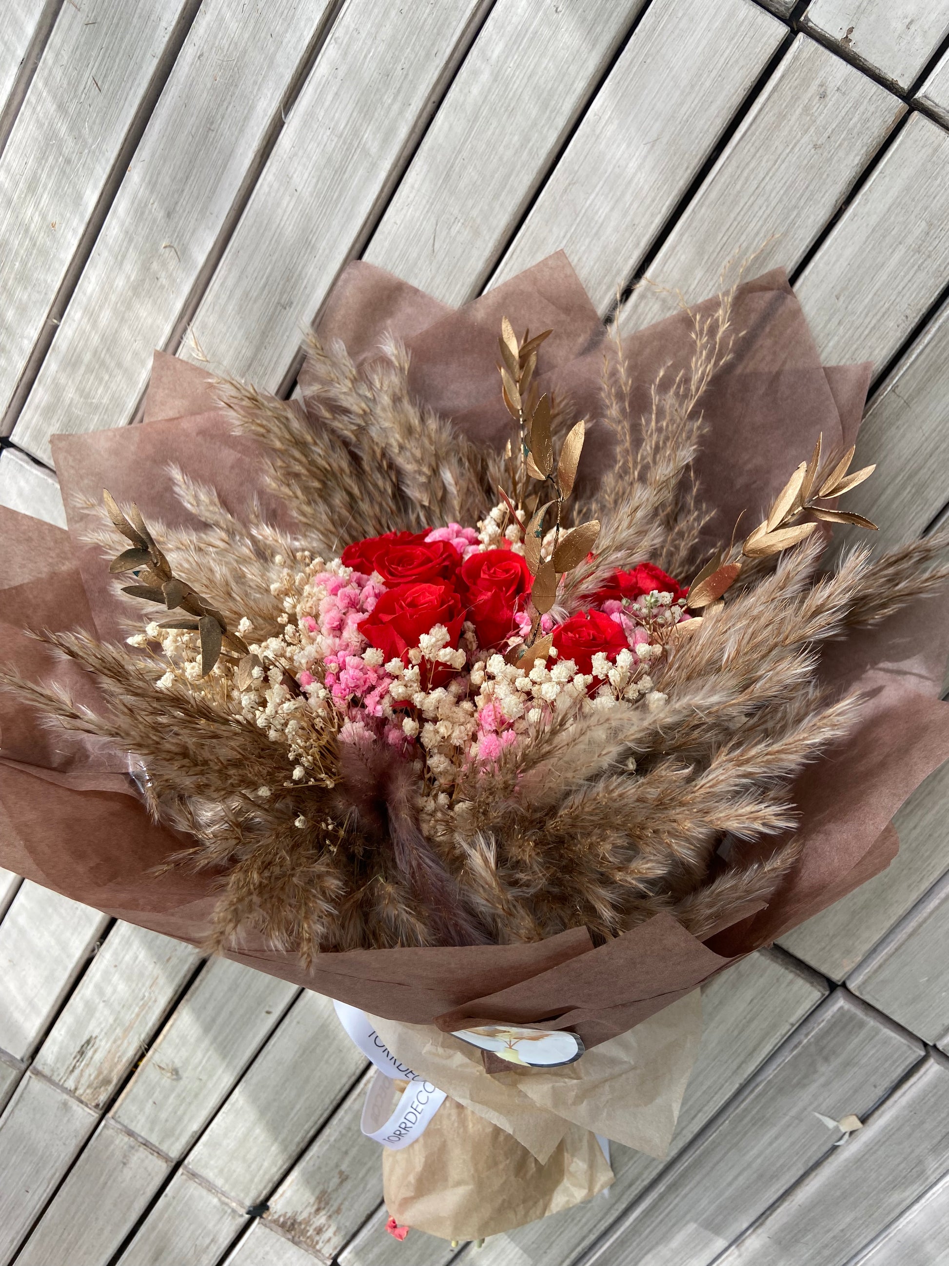 Torkad blombukett Red Dream i mörkröda nyanser – perfekt som romantisk heminredning.